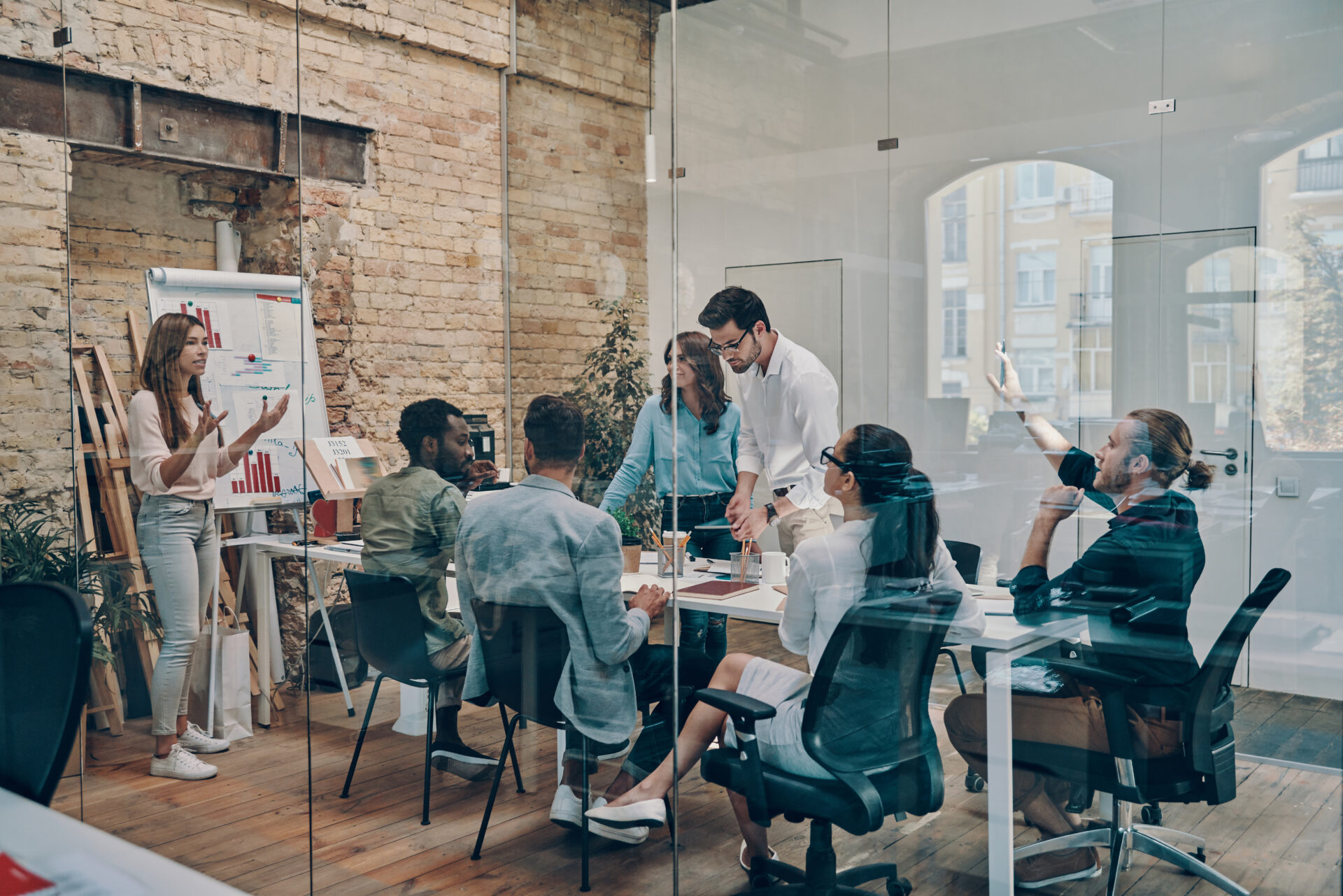 Besprechung in einem gläsernen Meetingraum