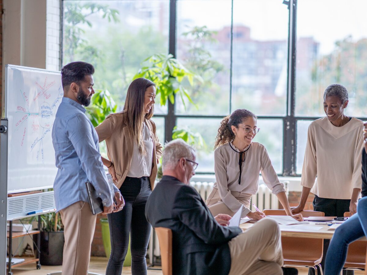 Fünf Menschen in einer Besprechung