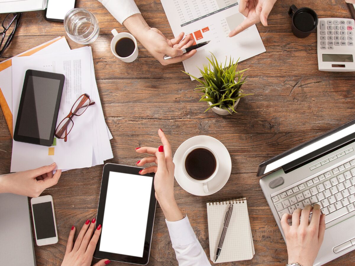 Vogelperspektive von einem Meeting