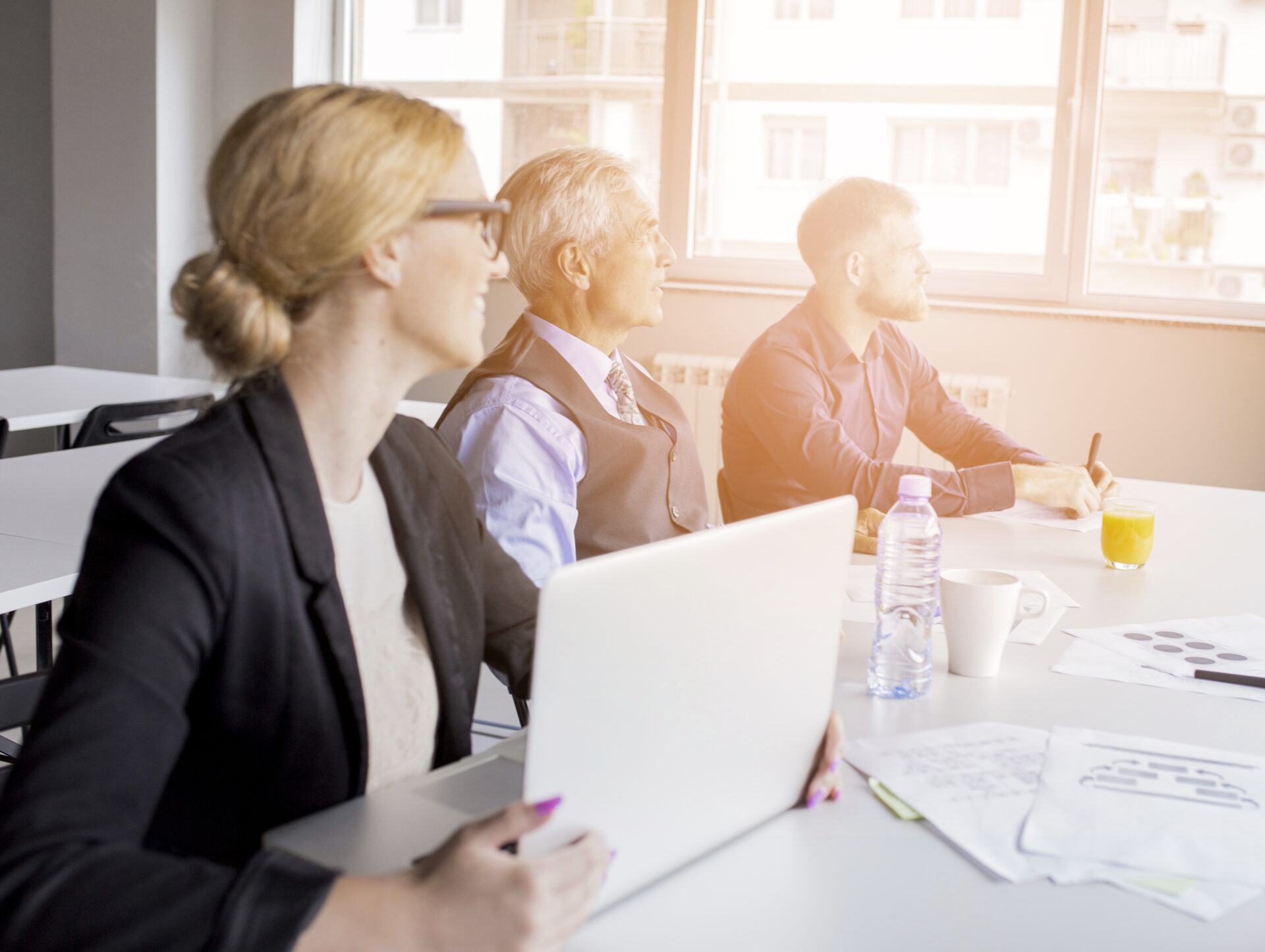 Drei Geschäftsleute in einem Meeting