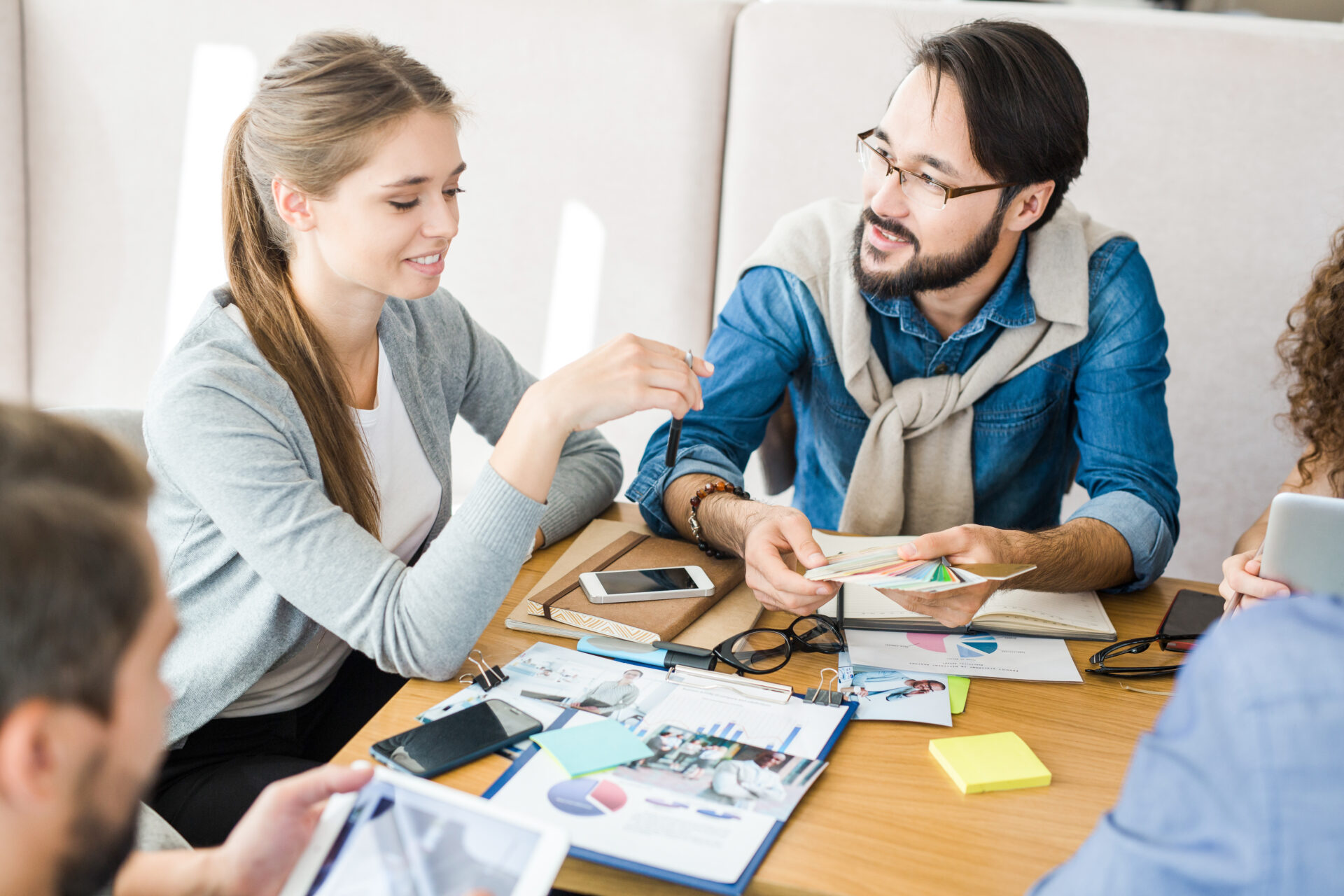 Mann und Frau suchen eine Farbe aus