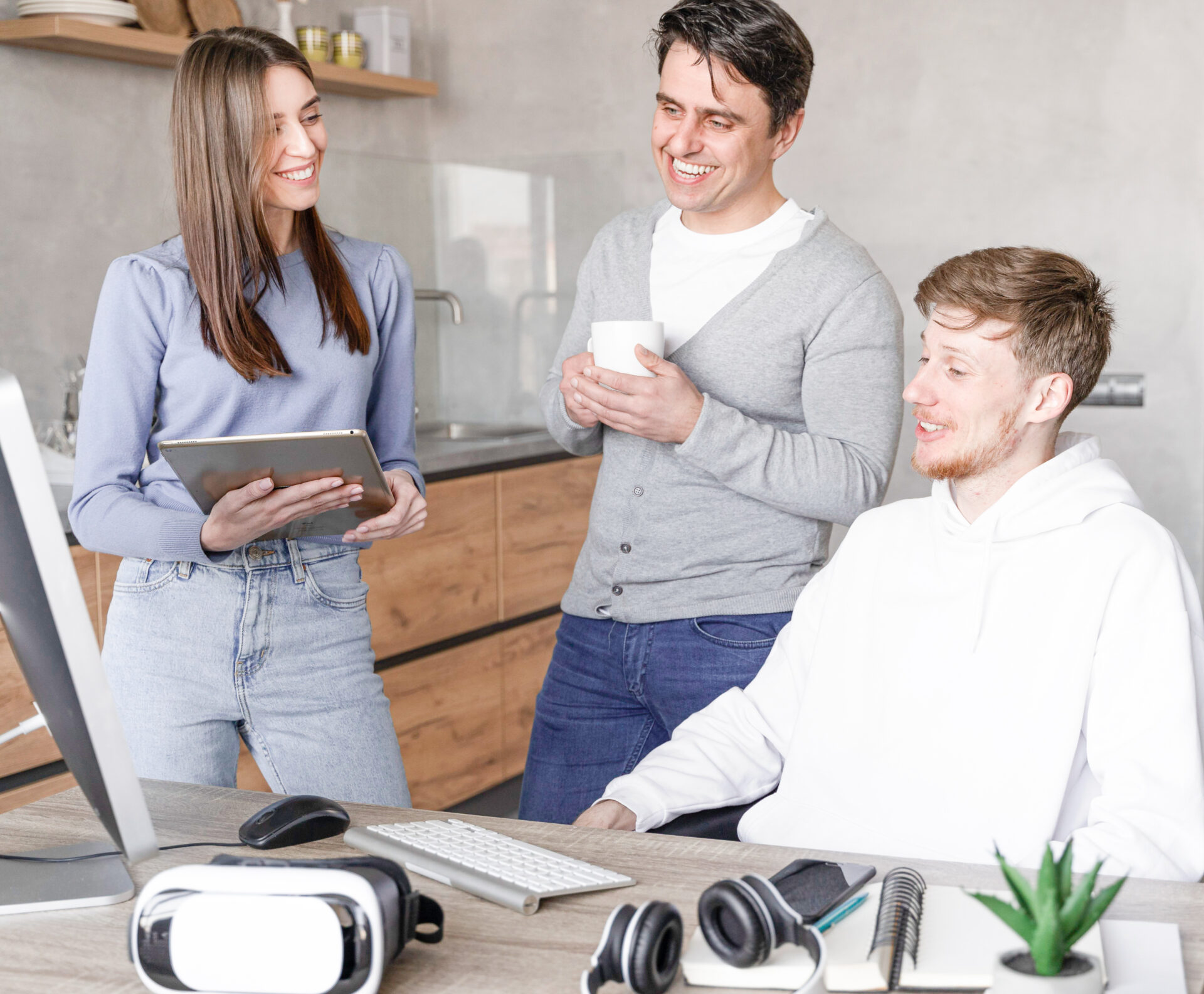 Drei Menschen schauen gemeinsam auf einen Bildschirm