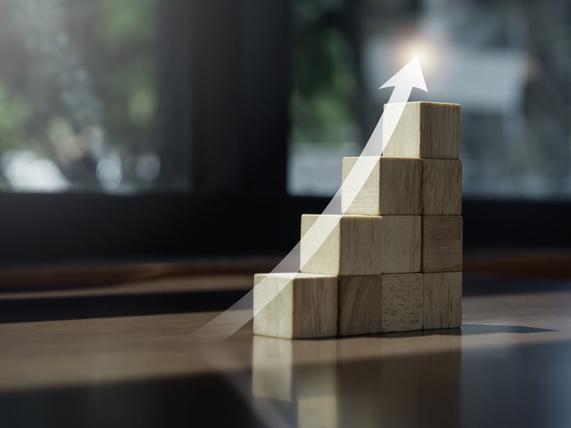 Holzklötze sind zu einer aufsteigenden Treppe gestapelt