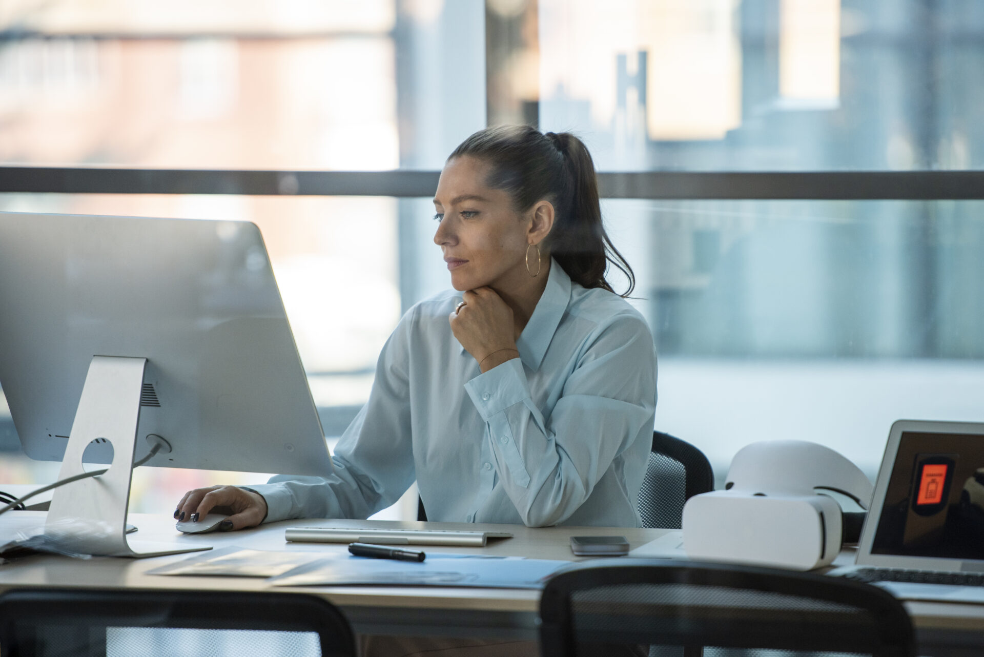 Frau sitzt konzentriert vor Computer