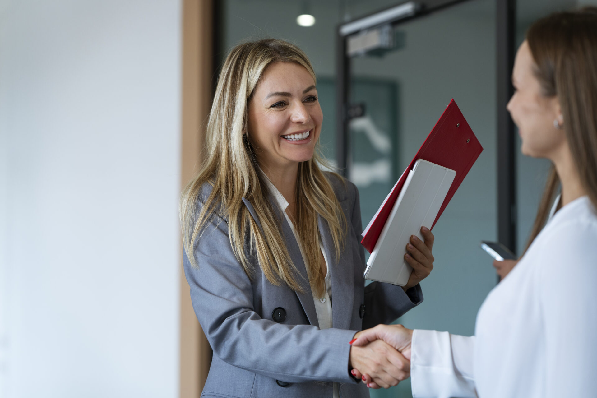 Zwei Frauen schütteln Hände