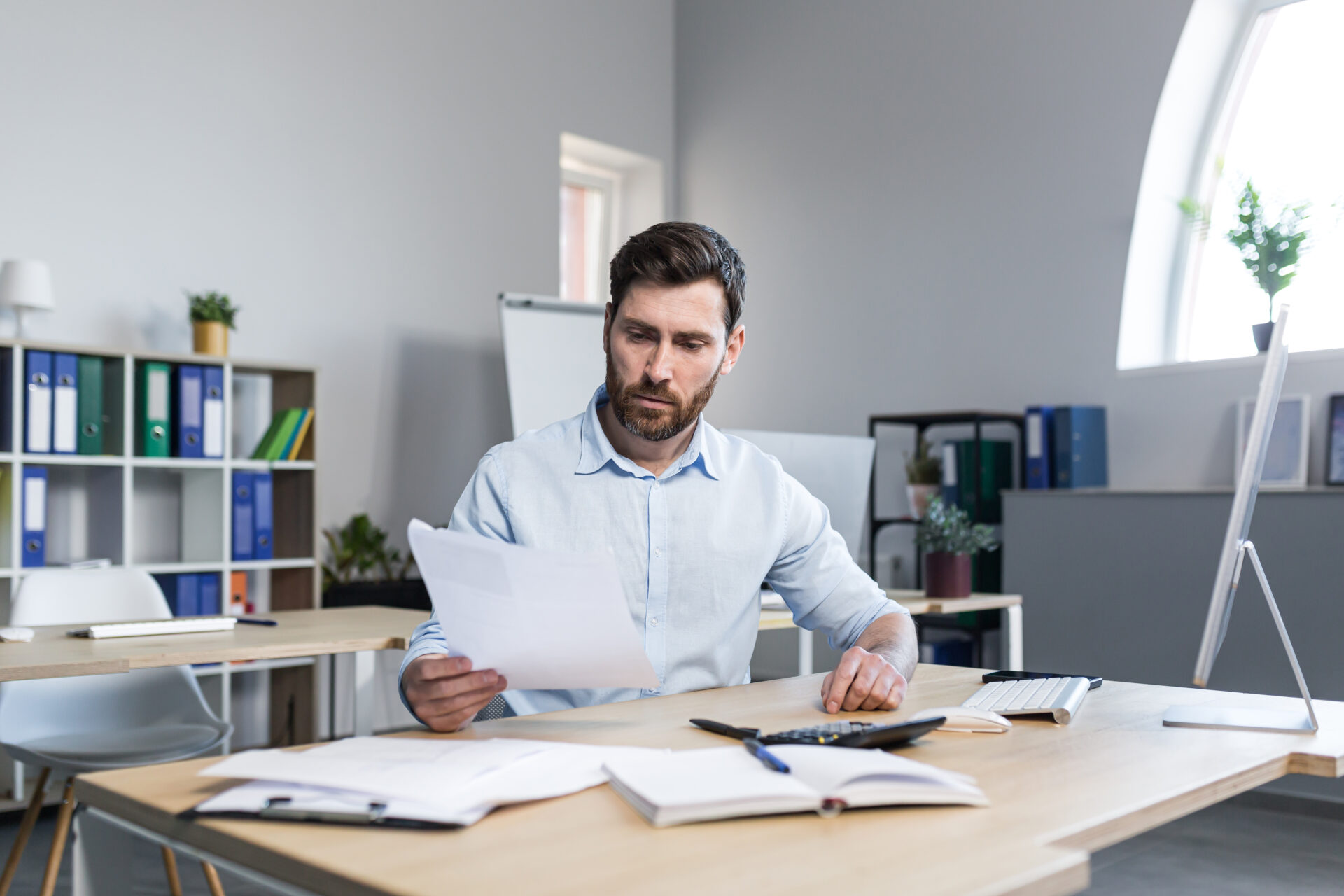 Mann schaut sich Dokument an