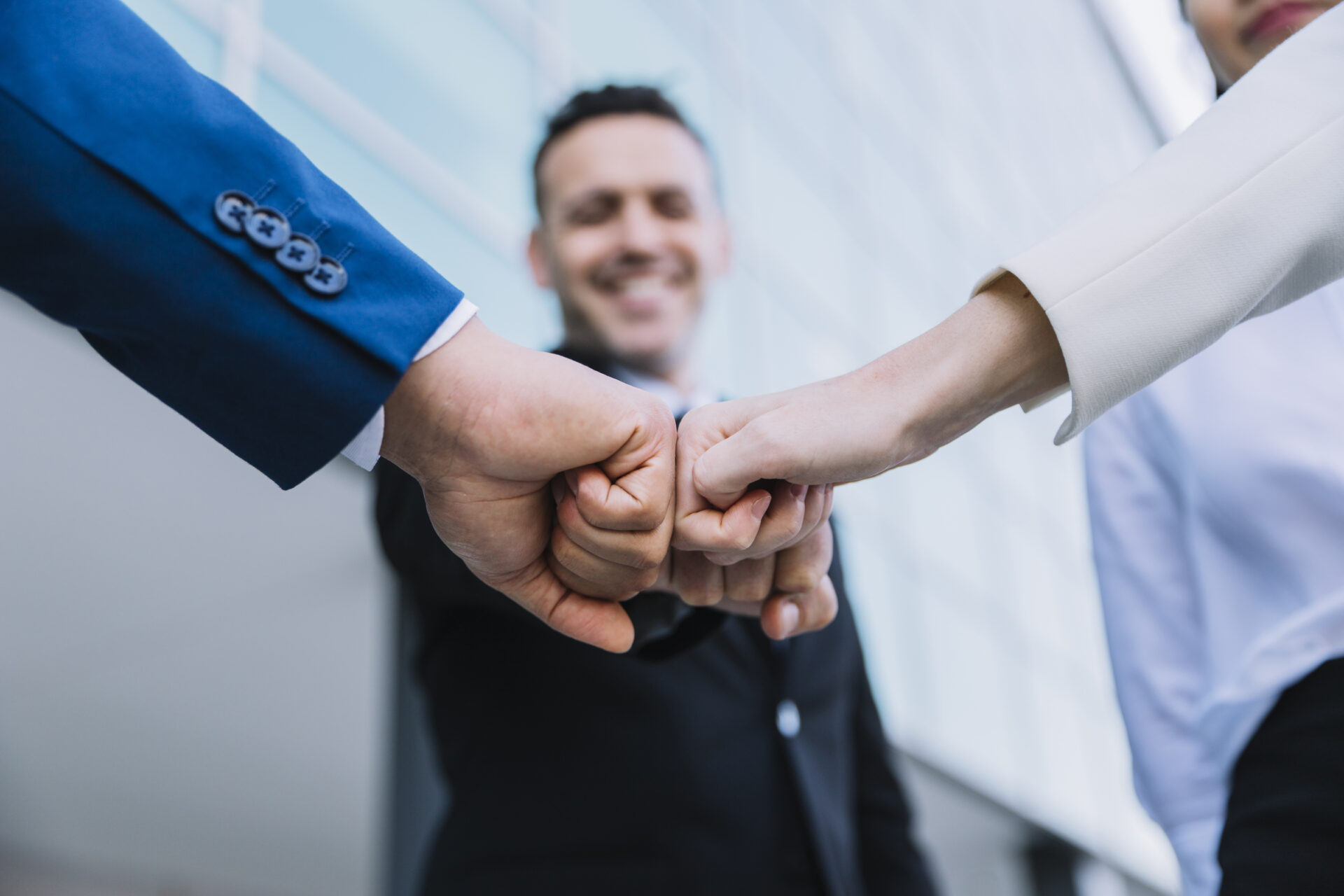 Drei Menschen machen einen Fist-Bump