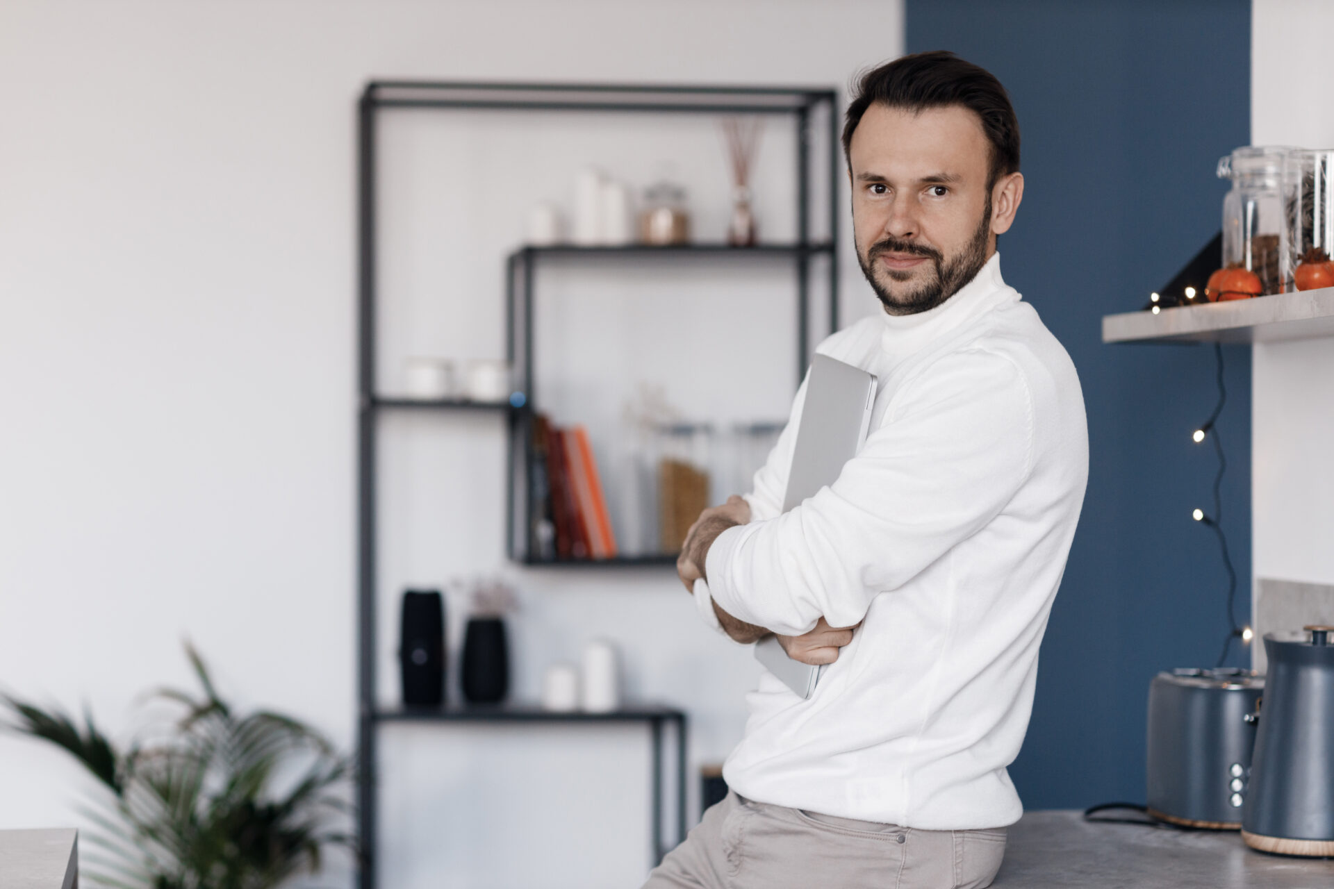 geundes-wachstum-fuer-kmu Unternehmer lehnt lässig an Sideboard